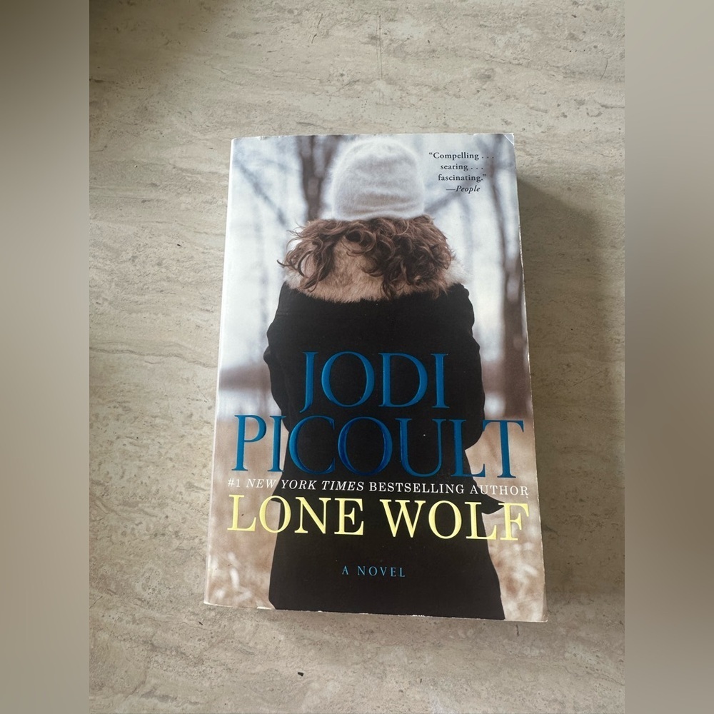 Lone Wolf- Jodi Picult-paperback book